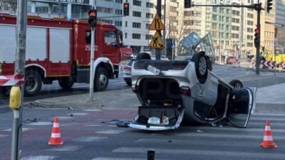 Varsova da trafik kazasi bir arac takla atti surucu hastaneye kaldirildi 52874