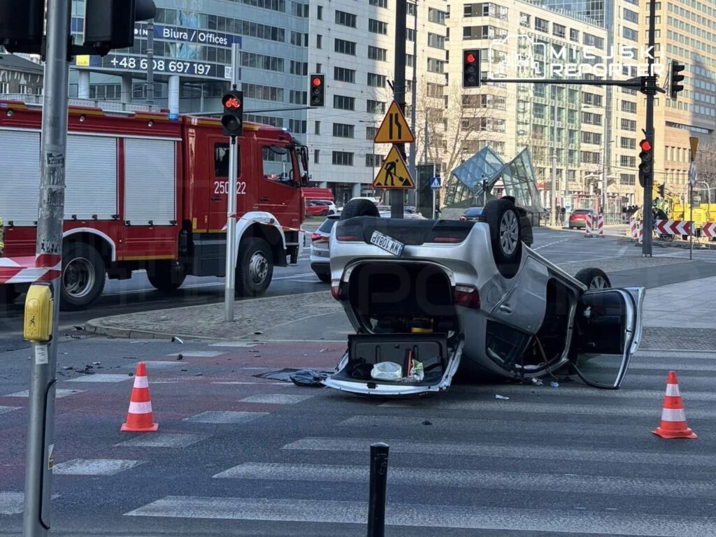 varsova da trafik kazasi bir arac takla atti surucu hastaneye kaldirildi 52874