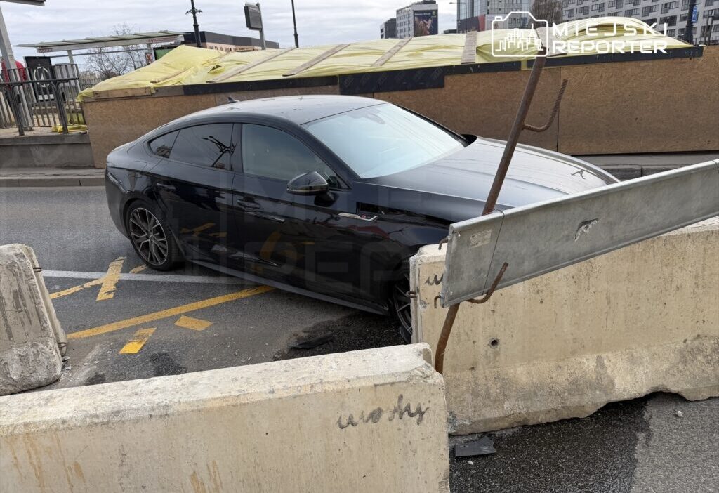 Varşova'da trafik kazası: sürücü dikkatsizliğiyle beton bariyerlere çarptı 1 Varsova da trafik kazasi surucu dikkatsizligiyle beton bariyerlere carpti 56004