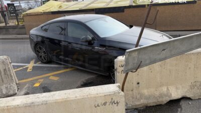 Varsova da trafik kazasi surucu dikkatsizligiyle beton bariyerlere carpti 56004