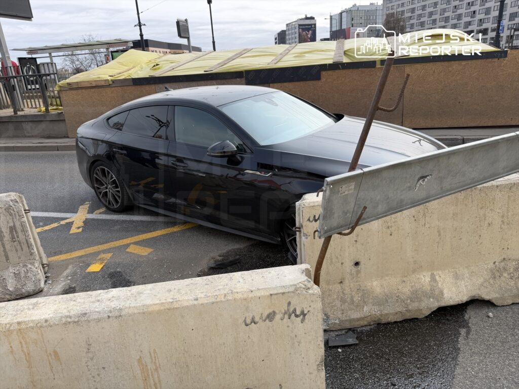 varsova da trafik kazasi surucu dikkatsizligiyle beton bariyerlere carpti 56004