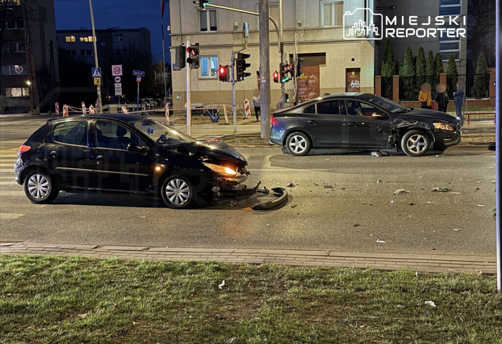 Varşova'da trafik kazası: sürücü kaçtı, plaka sahte çıktı 1 Varsova da trafik kazasi surucu kacti plaka sahte cikti 54202