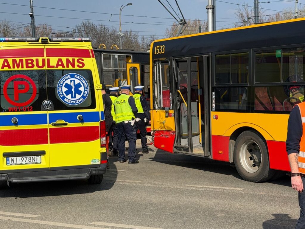 varsova da tramvay ve otobus carpismasi dort yarali ve ulasimda aksama 54747