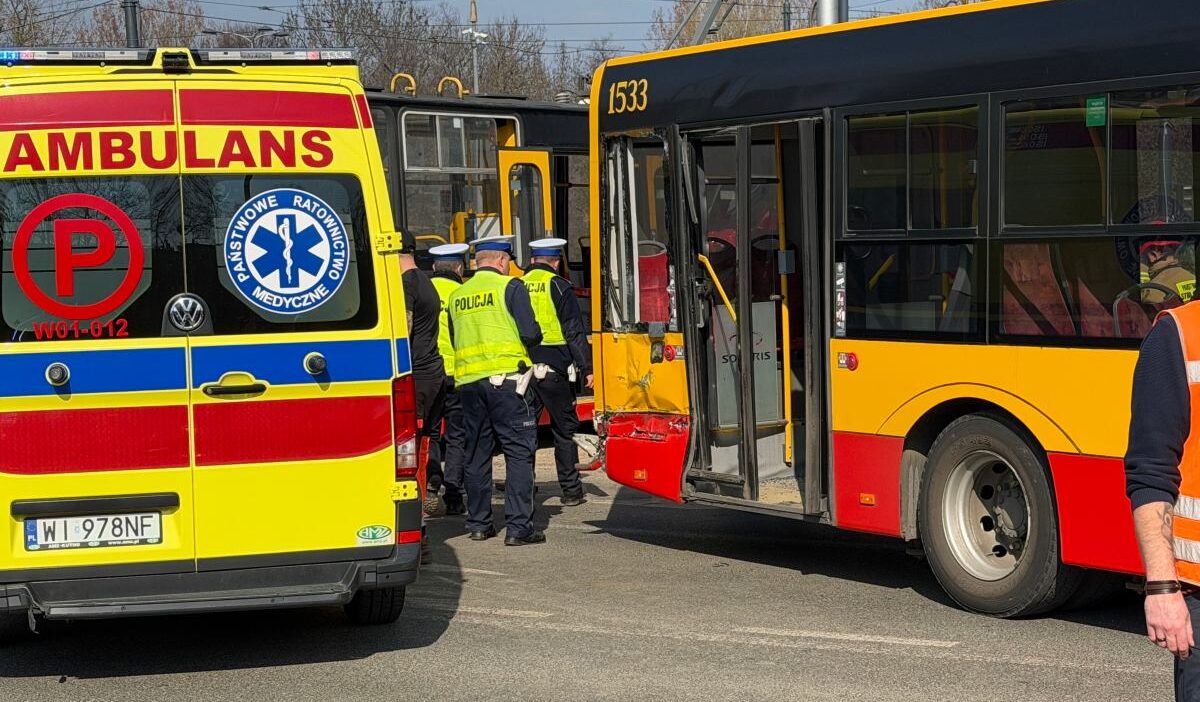 Varsova da tramvay ve otobus carpismasi dort yarali ve ulasimda aksama 54747