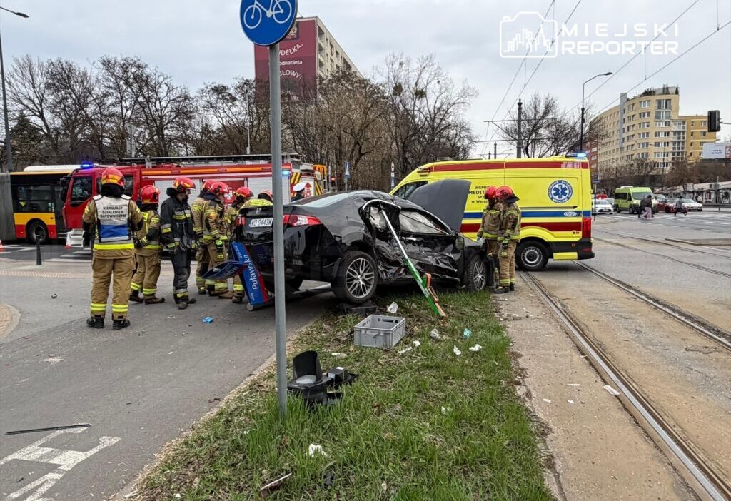 Varsova da tramvay ve otomobil carpisti surucu hastaneye kaldirildi 57139