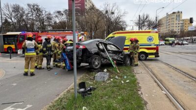 Varsova da tramvay ve otomobil carpisti surucu hastaneye kaldirildi 57139