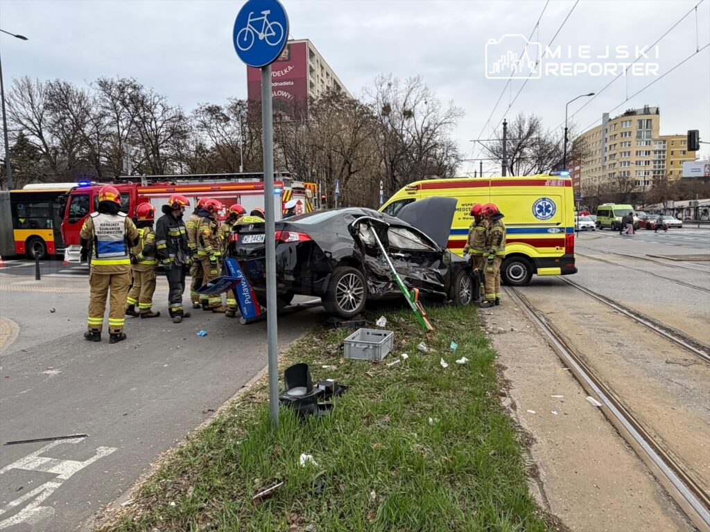 varsova da tramvay ve otomobil carpisti surucu hastaneye kaldirildi 57139