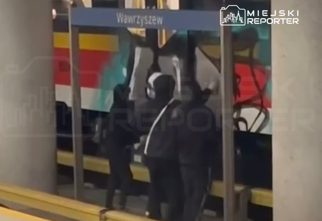 Varşova metrosu'nda vandalizm ve kamu düzeni i̇hlali: 4 şüpheli tutuklandı 1 Varsova metrosu nda vandalizm ve kamu duzeni i hlali 4 supheli tutuklandi 51452