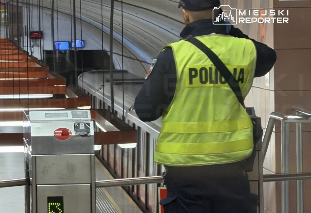 Varşova metrosu'nda yolcu, trenden çarptı: hat kısmen durduruldu 1 Varsova metrosu nda yolcu trenden carpti hat kismen durduruldu 56626