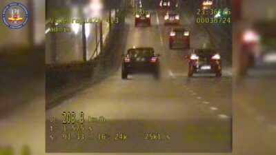 Varsova trafik polisi 200 km s hizla surus ve kokain etkisi altinda olan ukraynali surucuyu gozaltina aldi 51306