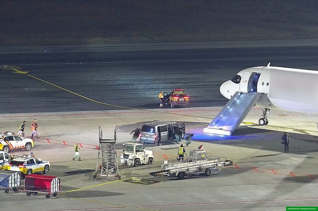 Varşova'ya i̇nişte güvenlik i̇hlali: agresif yolcu gözaltına alındı 1 Varsova ya i niste guvenlik i hlali agresif yolcu gozaltina alindi 51683