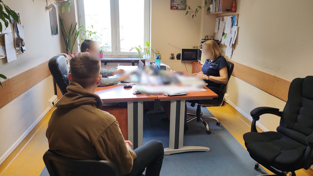 Warszawa da amerikan vatandasi ve oglunu saldiran 4 genc tutuklandi 51379