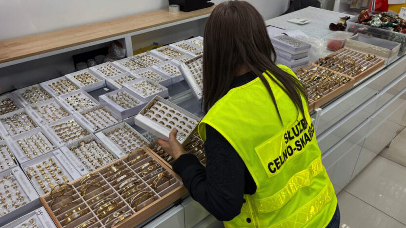 Warszawa da gumruk vergi servisi sahte kozmetik taki ve giyim urunlerini ele gecirdi 51266