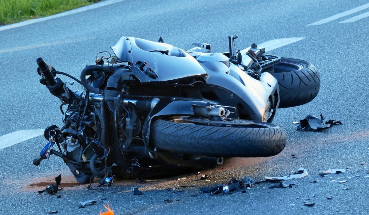 14 yasindaki surucu kazasinda 13 yasindaki yolcu yaralandi polisiye sorusturma baslatildi 62733