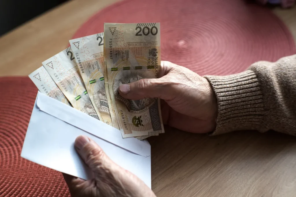 2026 emekli i kramiyesi netlesiyor alinacak miktar ve kimlerin yararlanabilecegi 61700