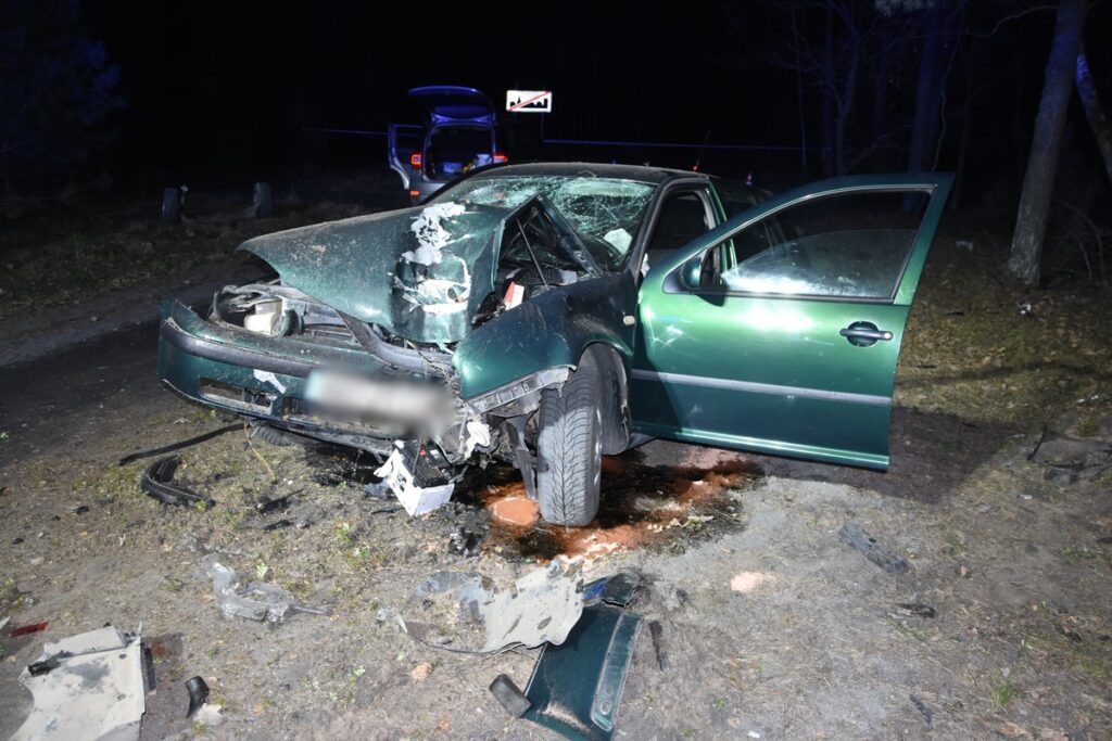 Alkollu ve ehliyetsiz surucu agaca carpti yarali hastaneye kaldirildi 57676