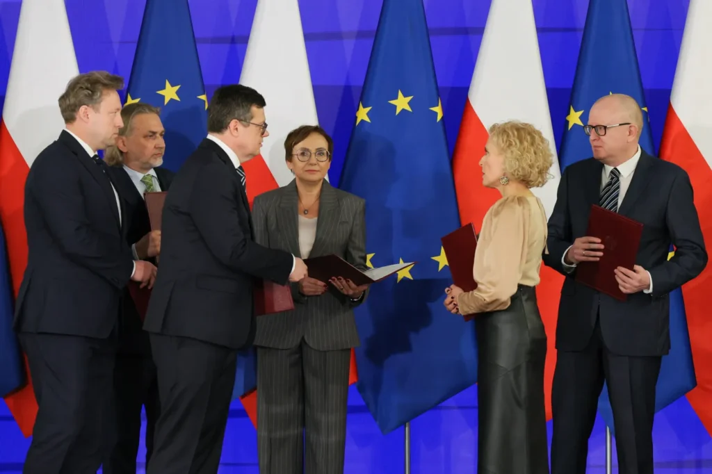 anayasa mahkemesi yemin torenine katilan notere yonelik hakaret ve kisisel veri i hlali 60572