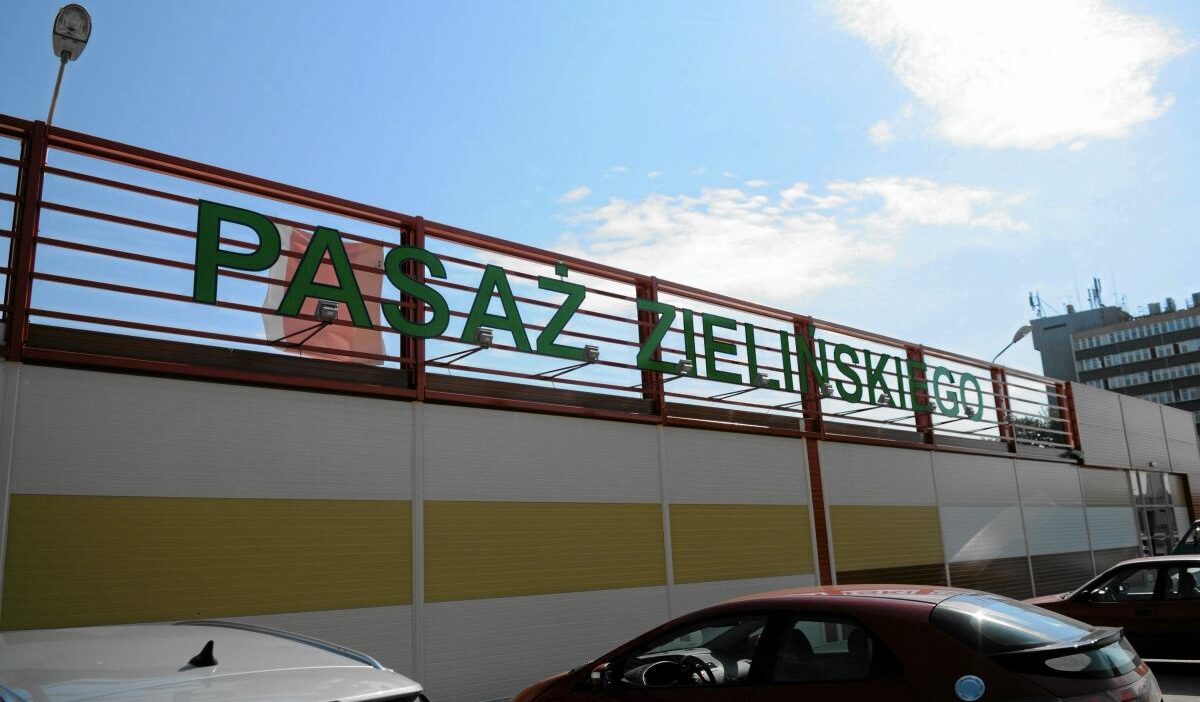 Bmw’nin galerideki kazası: sürücü hastaneye kaldırıldı 1 Bmw nin galerideki kazasi surucu hastaneye kaldirildi 62532