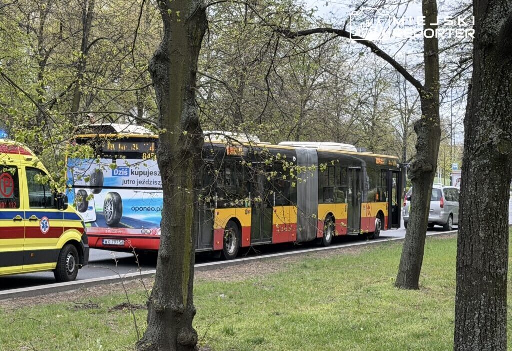 Chodecka caddesi nde otobus ve peugeot karisti 2 yarali 63915