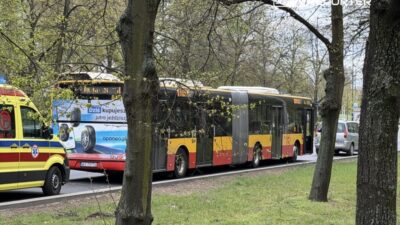 Chodecka caddesi nde otobus ve peugeot karisti 2 yarali 63915