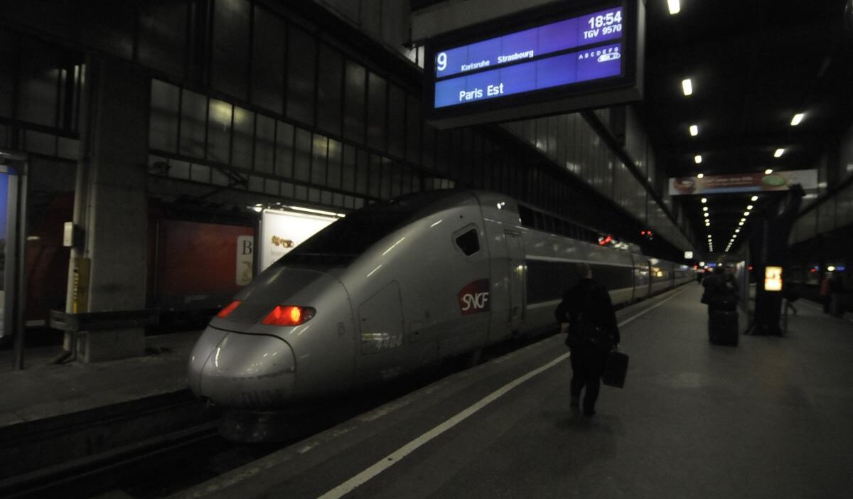 Fransa da tren kazasi makinist hayatini kaybetti 27 yarali 59295