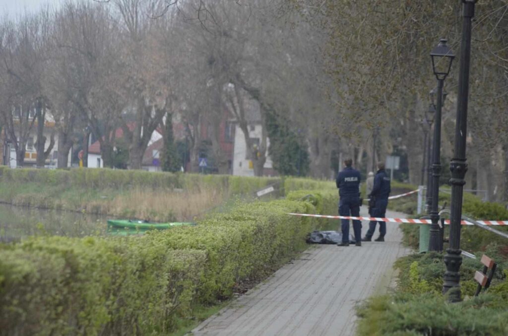 Garwolin'de nehirde bulunan cesedin ölüm nedeni araştırılıyor 1 Garwolin de nehirde bulunan cesedin olum nedeni arastiriliyor 62649
