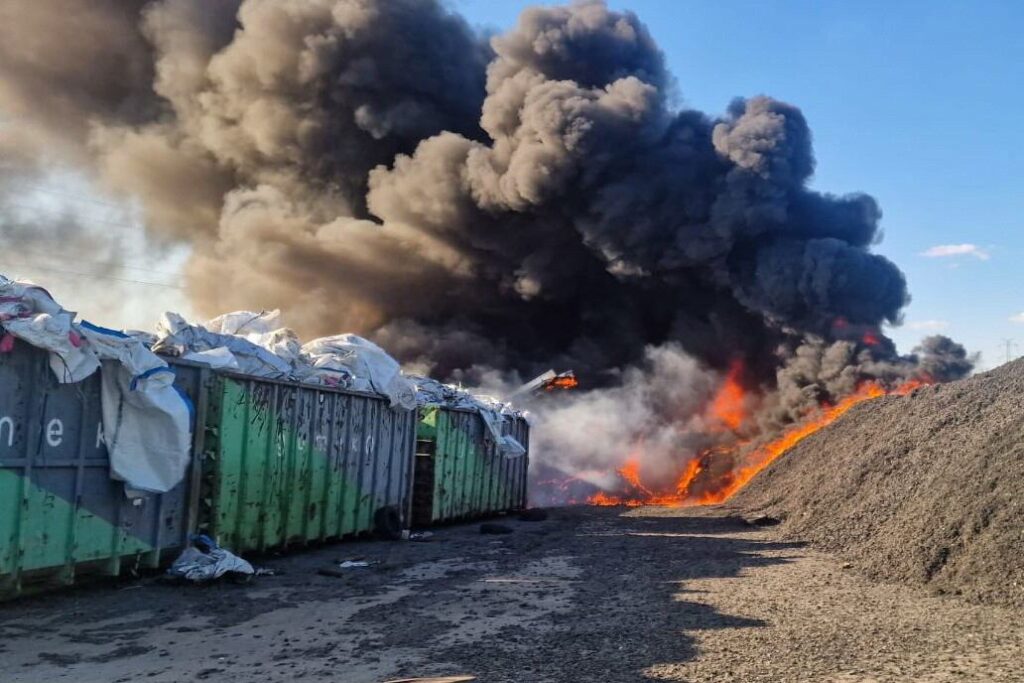 gda sk ta lastik depolama tesisisinde buyuk yangin i tfaiye mudahalesi devam ediyor 60741