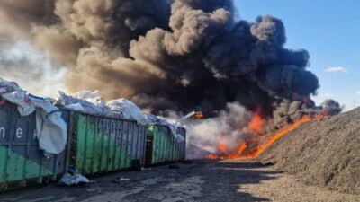 Gda sk ta lastik depolama tesisisinde buyuk yangin i tfaiye mudahalesi devam ediyor 60741