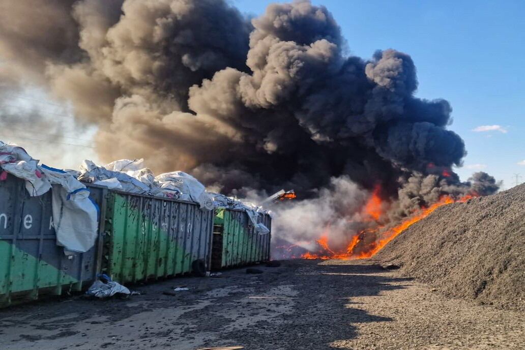 Gdańsk'ta lastik depolama tesisisinde yangın kontrol altına alındı 1 Gda sk ta lastik depolama tesisisinde yangin kontrol altina alindi 60794