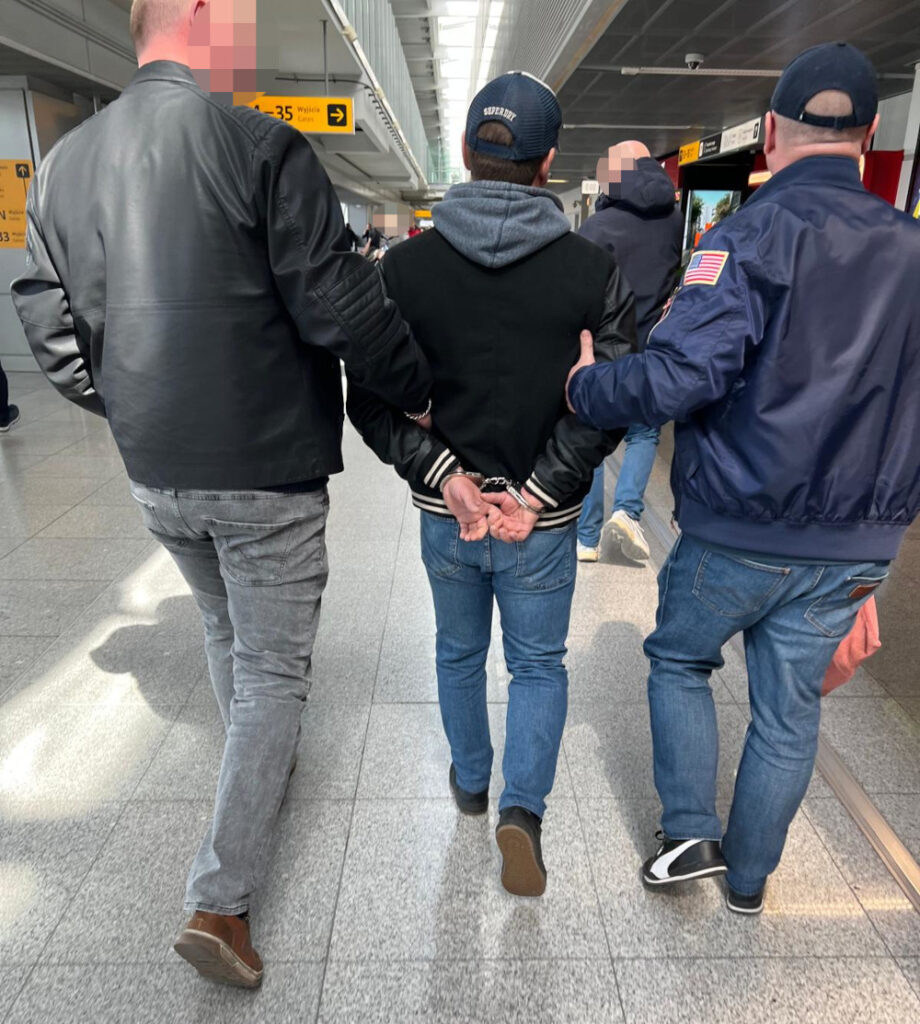 hollanda kacis girisimi havaalaninda sonuclandi dolandiricilik sabikali sahis gozaltina alindi 62356