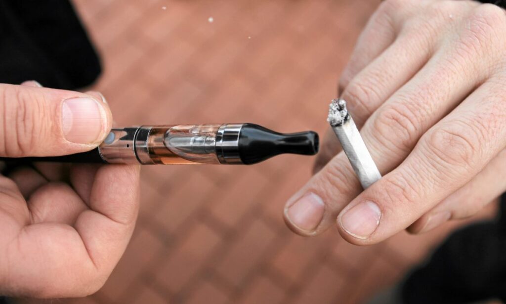 i ngiltere de genc nesle sigara yasagi getiren yasa kabul edildi 64186