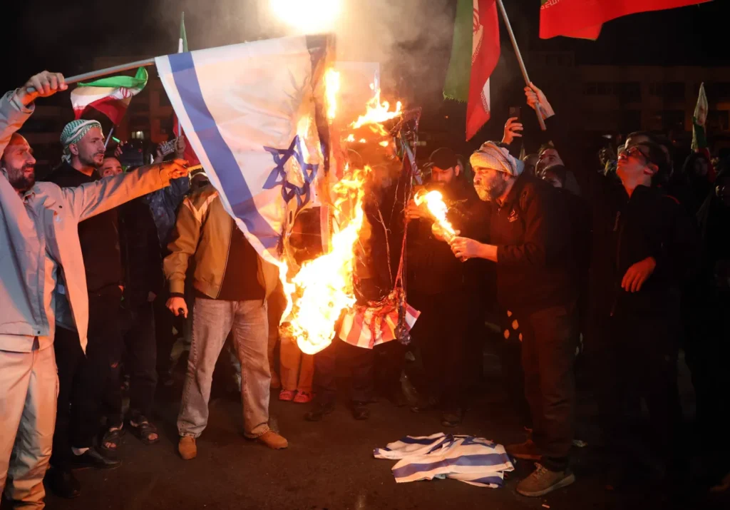 i ran abd i srail ateskesi sonrasi gerilim tirmaniyor tahran da abd ve i srail bayraklari yakildi 59577