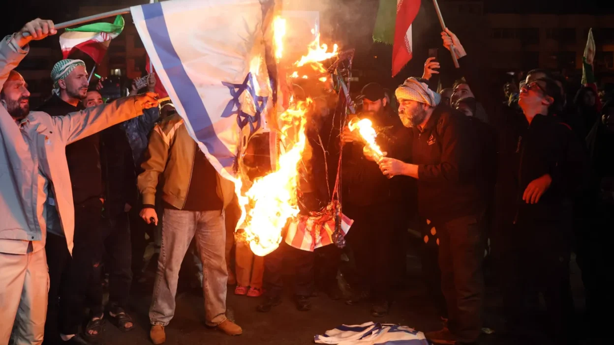 İran-abd-i̇srail ateşkesi sonrası gerilim tırmanıyor: tahran'da abd ve i̇srail bayrakları yakıldı 1 I ran abd i srail ateskesi sonrasi gerilim tirmaniyor tahran da abd ve i srail bayraklari yakildi 59577