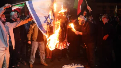 İran-abd-i̇srail ateşkesi sonrası gerilim tırmanıyor: tahran'da abd ve i̇srail bayrakları yakıldı 4 I ran abd i srail ateskesi sonrasi gerilim tirmaniyor tahran da abd ve i srail bayraklari yakildi 59577