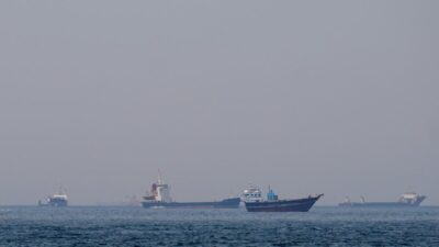 I ran devrim muhafizlari hurmuz bogazi nda i ki gemiyi durdurdu 65192