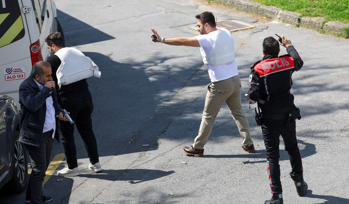 İstanbul'da i̇srail konsolosluğu yakınında çıkan silahlı saldırıda 3 kişi hayatını kaybetti 1 I stanbul da i srail konsoloslugu yakininda cikan silahli saldirida 3 kisi hayatini kaybetti 59334