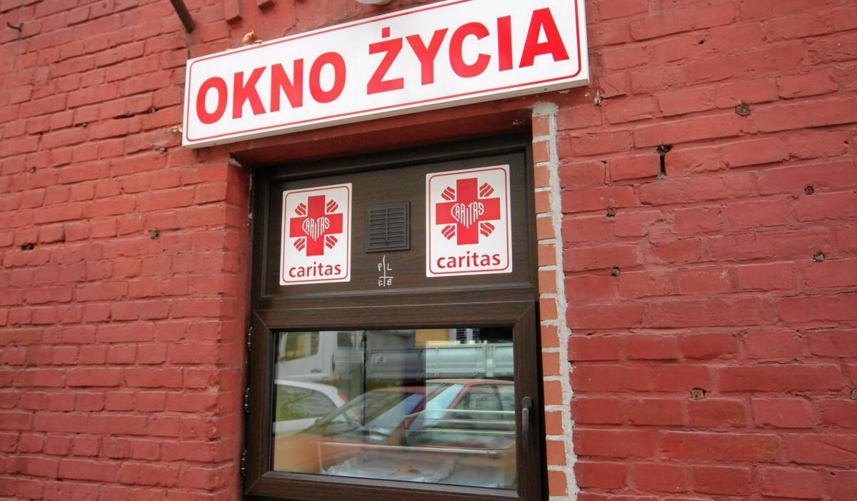 Kartuz'da bebek penceresinde terk edildi, soruşturma başlatıldı 1 Kartuz da bebek penceresinde terk edildi sorusturma baslatildi 60849