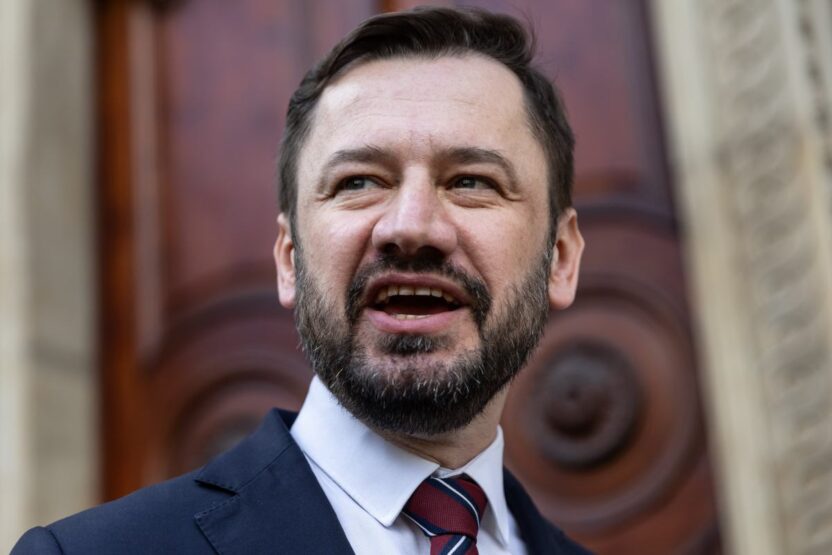 Krak w da referandum karari baskan miszalski gorevde kalmak i cin secmenleri evde kalmaya cagirdi 59349