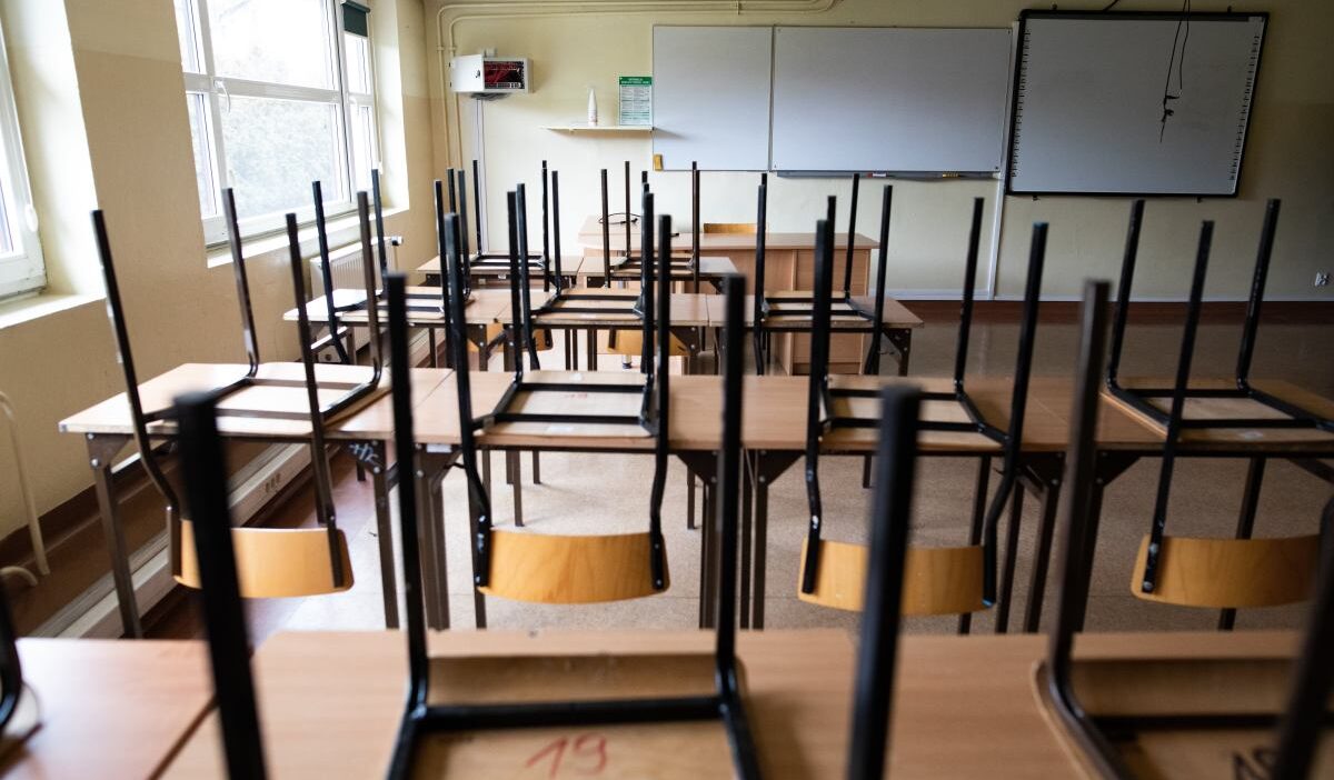 Limanowa da okulda pornografik i cerik ve ogrenci kayitlarinin i nternette satisi i ddiasi 58007