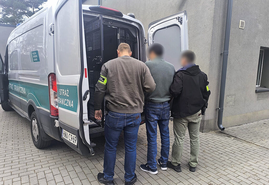 Litvanya vatandaşı, belgesiz yabancıları avrupa'ya kaçırmaya çalışırken yakalandı 1 Litvanya vatandasi belgesiz yabancilari avrupa ya kacirmaya calisirken yakalandi 58089