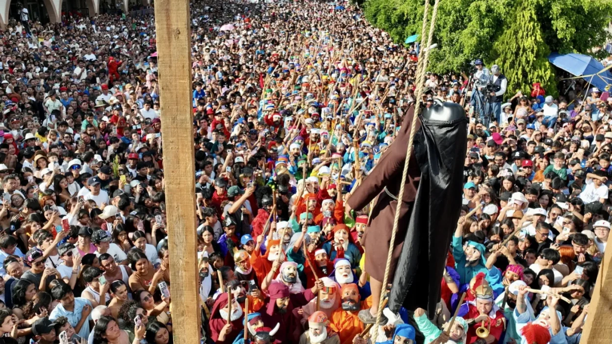 Meksika da geleneksel judas yakma torenlerinde trump ve putin figurleri yakildi 58942