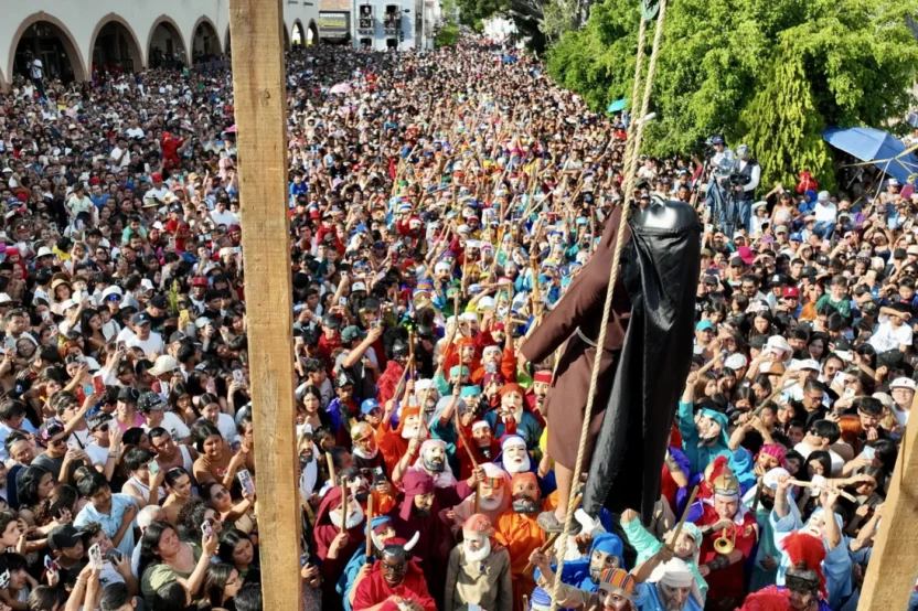 Meksika da geleneksel judas yakma torenlerinde trump ve putin figurleri yakildi 58942