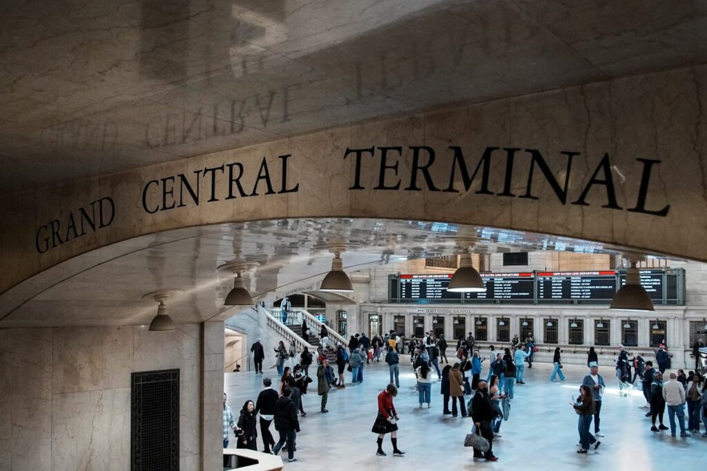 new york metrosunda bicakli saldiri supheli olduruldu uc yarali 60916