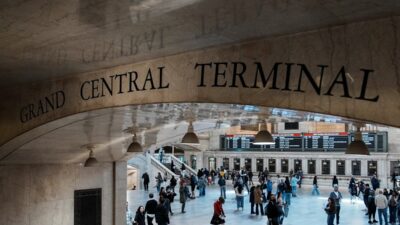 New york metrosunda bicakli saldiri supheli olduruldu uc yarali 60916