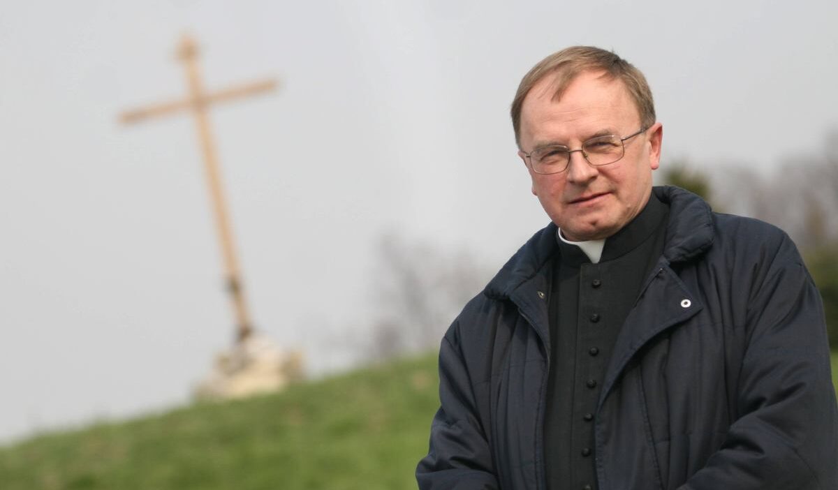 Pedofili suclamasiyla yargilanan rahip wodniak in adi taciz faili listesine kaydedildi 63081