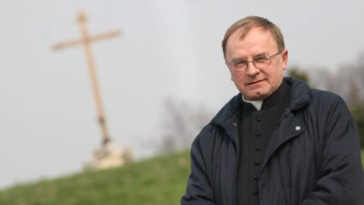 Pedofili suclamasiyla yargilanan rahip wodniak in adi taciz faili listesine kaydedildi 63081