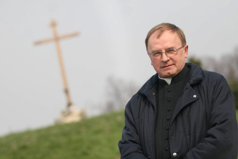 Pedofili suclamasiyla yargilanan rahip wodniak in adi taciz faili listesine kaydedildi 63081