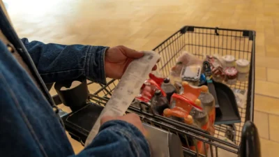 Perakende sepeti yukseliste auchan en uygun fiyati sunuyor biedronka i ndirimde one cikiyor 65862