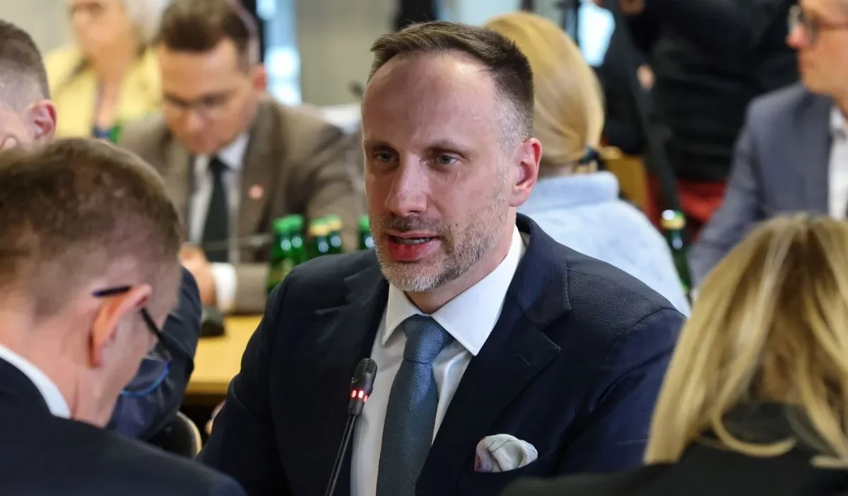 Pis kulubu uyesi janusz kowalski i stifa etti partiden de ayrilacak 67625