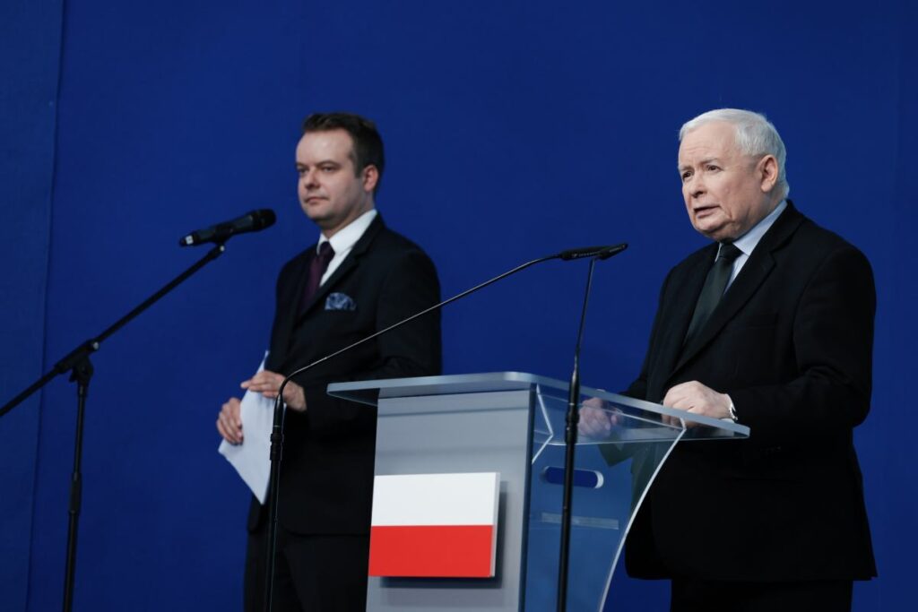 pis yonetimi morawiecki nin yeni dernegiyle i lgili uyelerine statu uyarisi yapti 62767